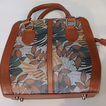 Bolso rígido decorado